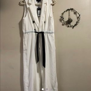NWT white long sleeveless overcoat From Dynamite 🧨